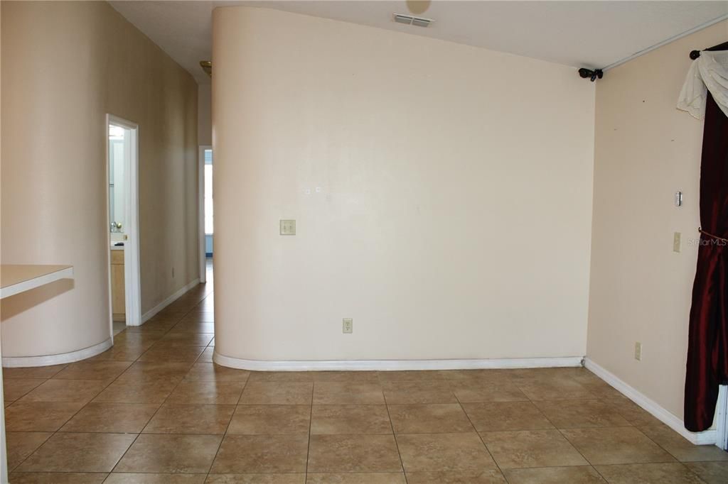 Activo con contrato: $449,000 (4 camas, 3 baños, 1779 Pies cuadrados)