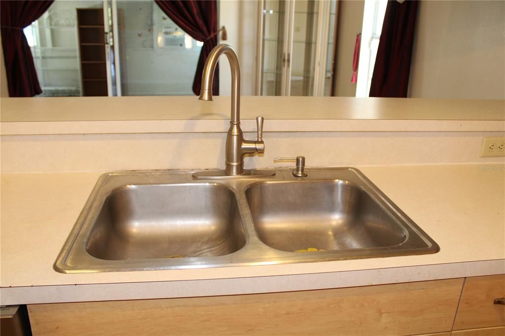 Activo con contrato: $449,000 (4 camas, 3 baños, 1779 Pies cuadrados)