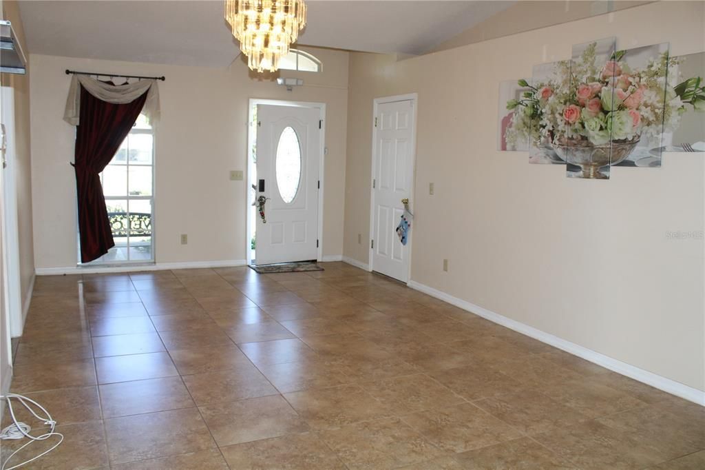 Activo con contrato: $449,000 (4 camas, 3 baños, 1779 Pies cuadrados)