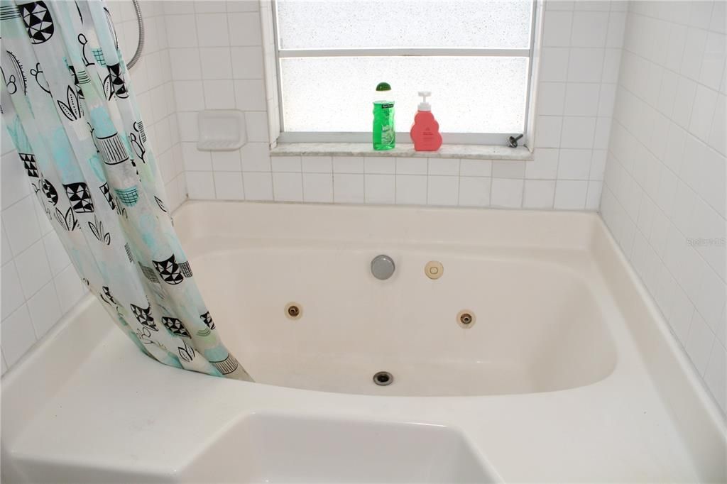 Activo con contrato: $449,000 (4 camas, 3 baños, 1779 Pies cuadrados)