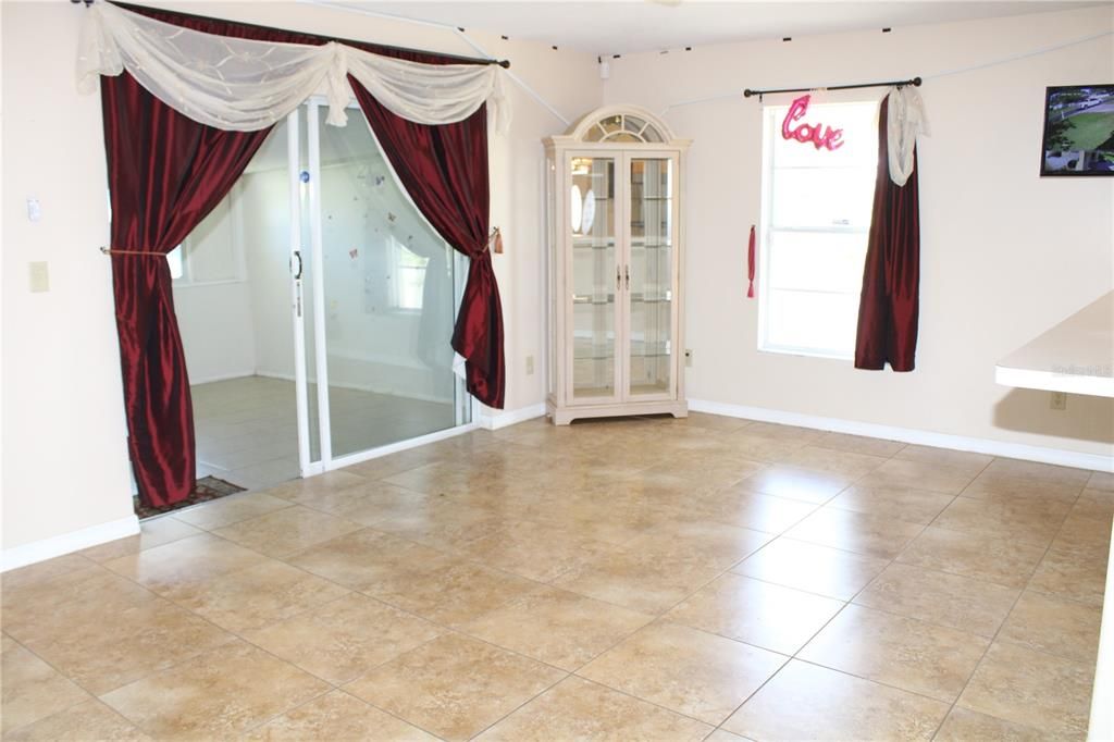 Activo con contrato: $449,000 (4 camas, 3 baños, 1779 Pies cuadrados)