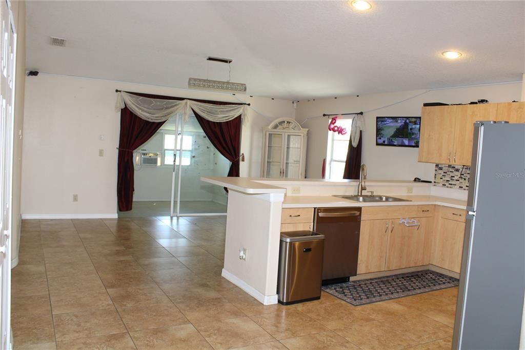 Activo con contrato: $449,000 (4 camas, 3 baños, 1779 Pies cuadrados)