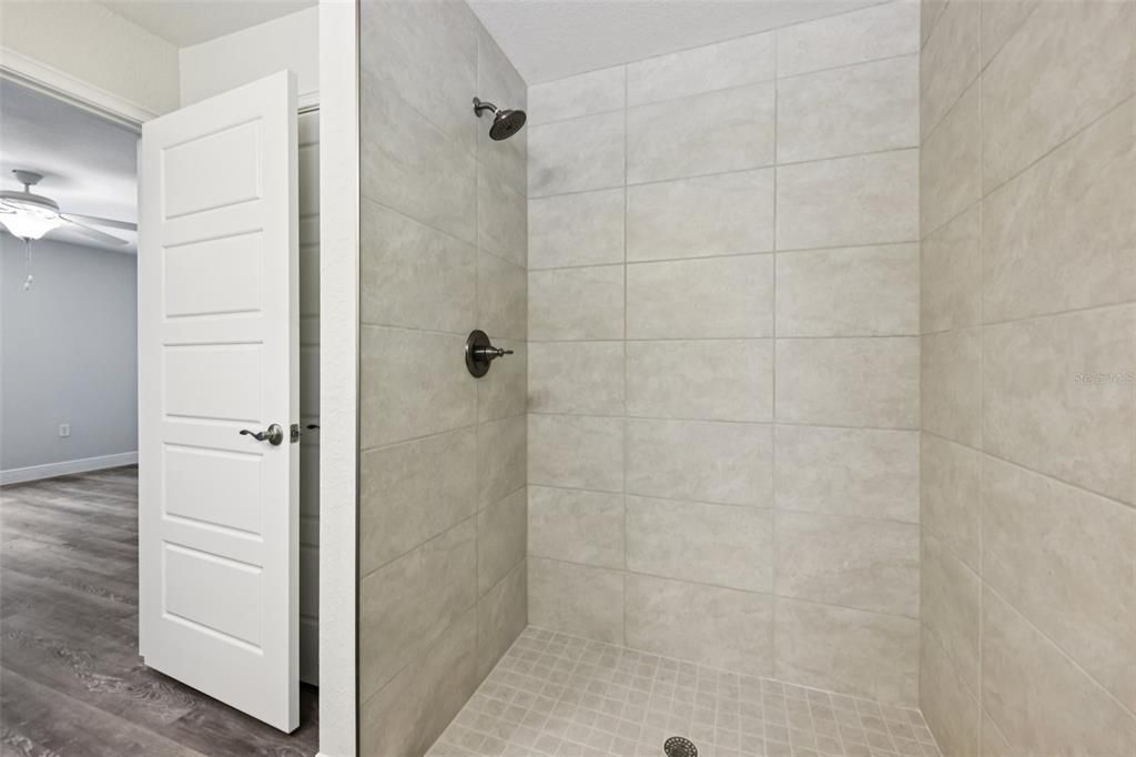 合同活跃: $299,900 (4 贝兹, 2 浴室, 1751 平方英尺)