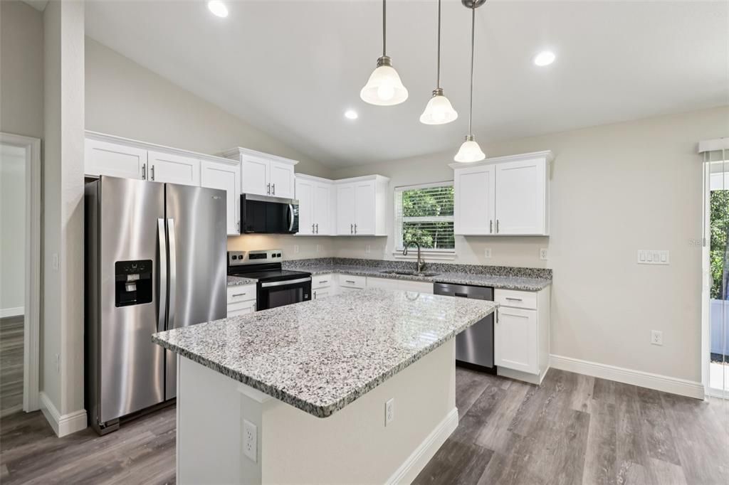 合同活跃: $299,900 (4 贝兹, 2 浴室, 1751 平方英尺)