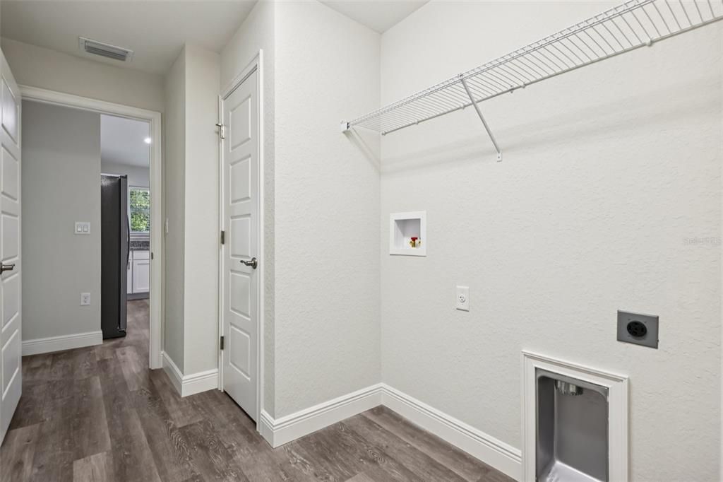 合同活跃: $299,900 (4 贝兹, 2 浴室, 1751 平方英尺)