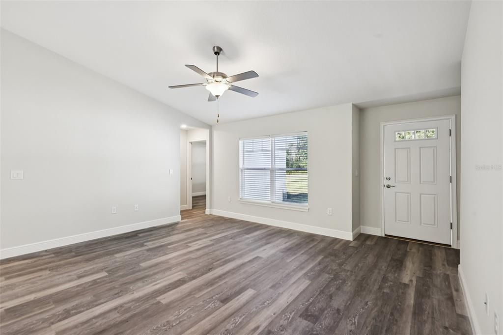 合同活跃: $299,900 (4 贝兹, 2 浴室, 1751 平方英尺)