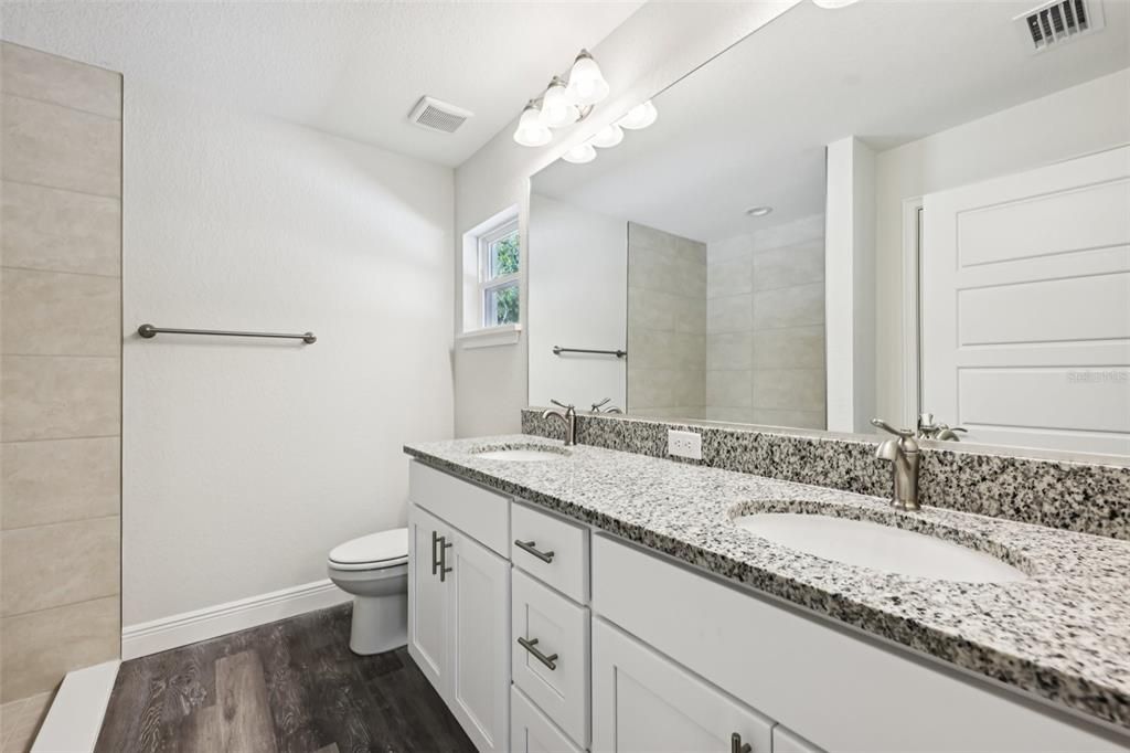 合同活跃: $299,900 (4 贝兹, 2 浴室, 1751 平方英尺)