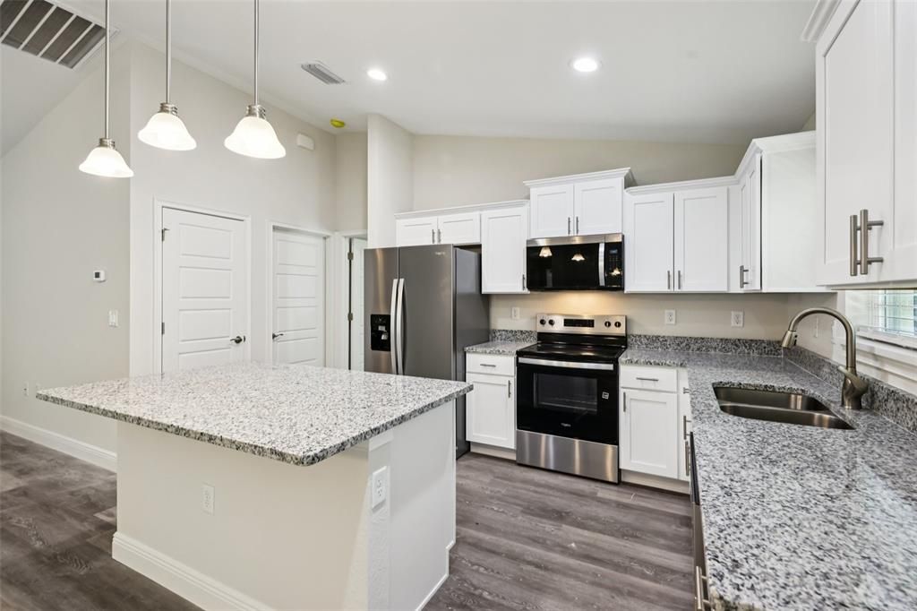 合同活跃: $299,900 (4 贝兹, 2 浴室, 1751 平方英尺)