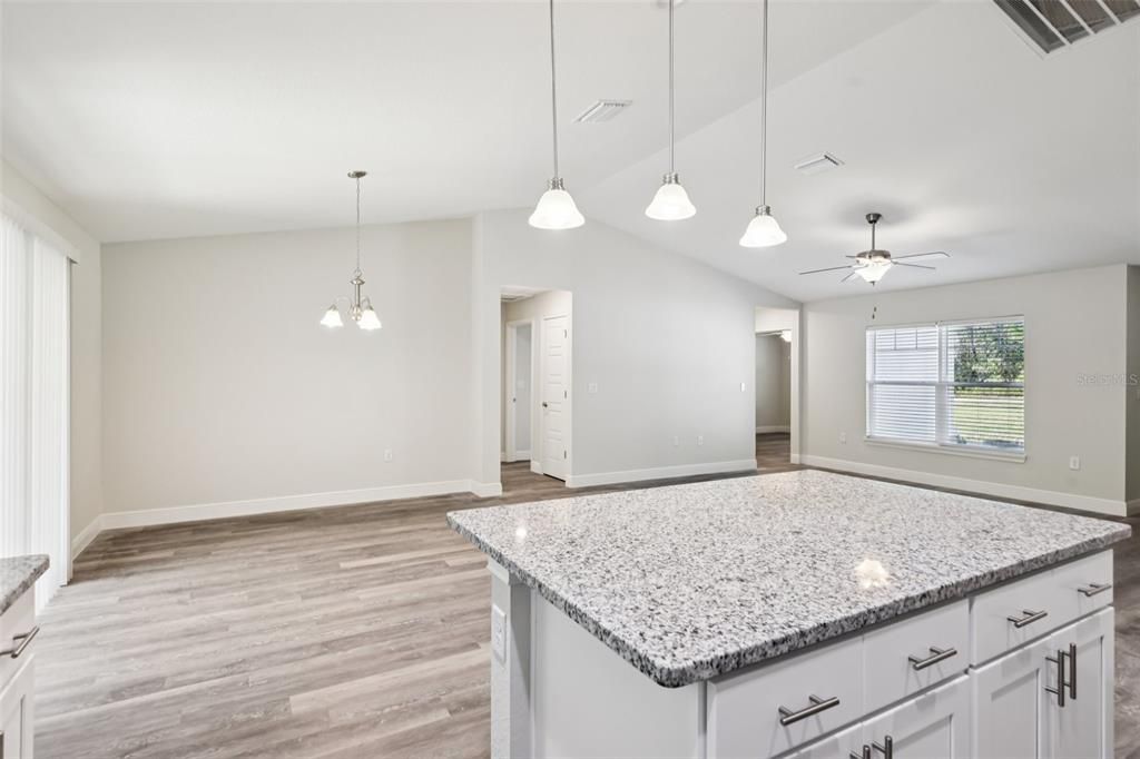 合同活跃: $299,900 (4 贝兹, 2 浴室, 1751 平方英尺)