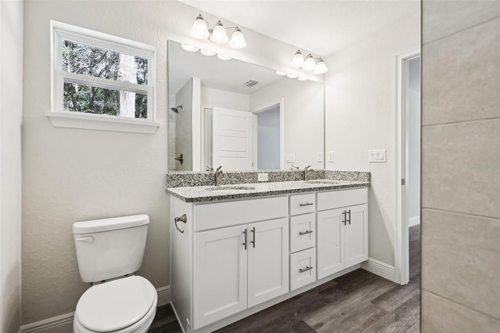 合同活跃: $299,900 (4 贝兹, 2 浴室, 1751 平方英尺)