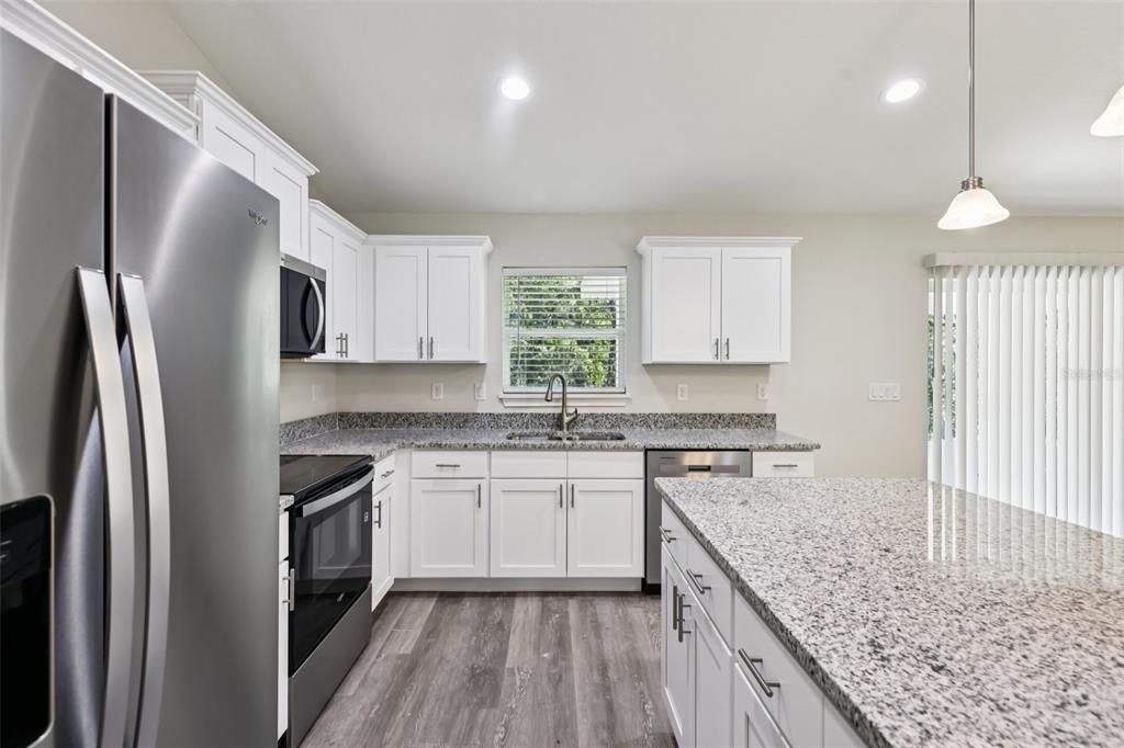 合同活跃: $299,900 (4 贝兹, 2 浴室, 1751 平方英尺)