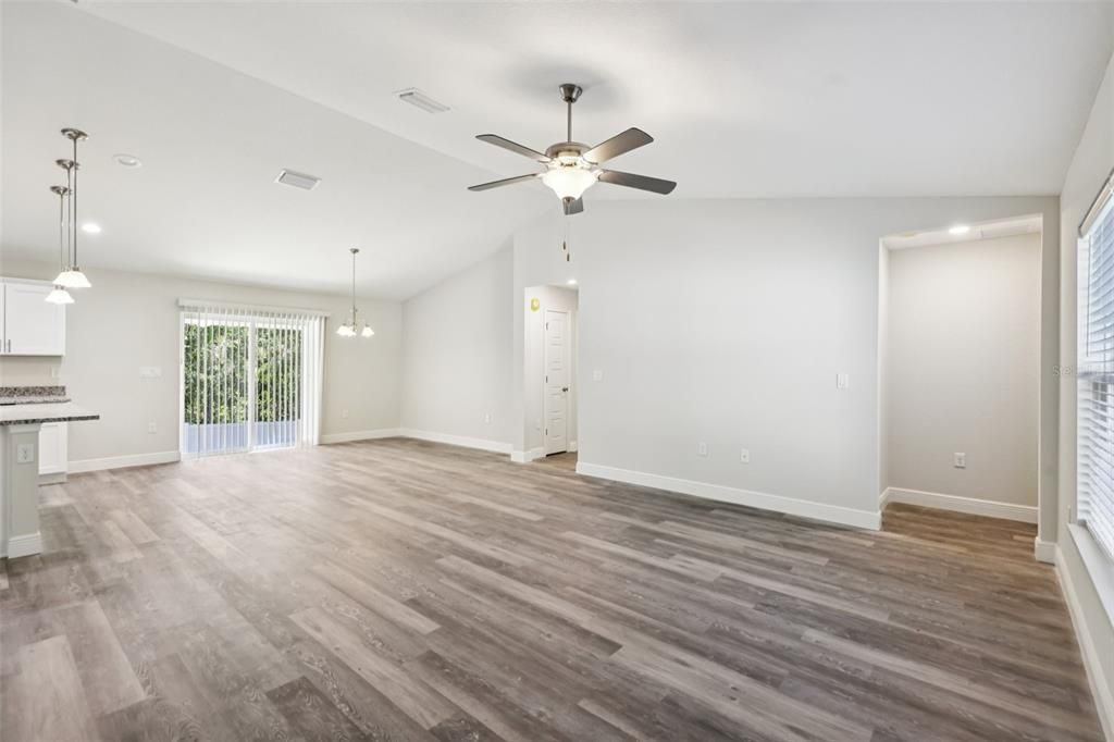 合同活跃: $299,900 (4 贝兹, 2 浴室, 1751 平方英尺)