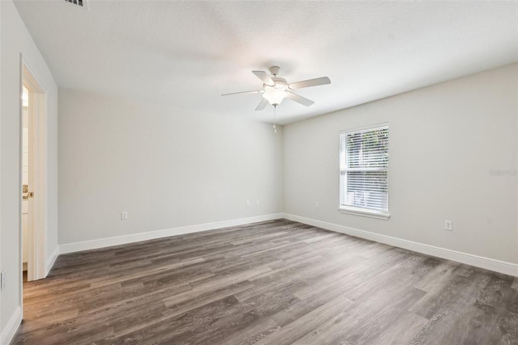 合同活跃: $299,900 (4 贝兹, 2 浴室, 1751 平方英尺)