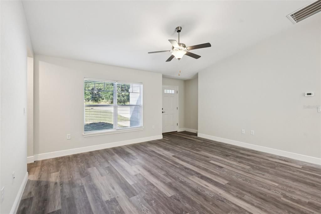 合同活跃: $299,900 (4 贝兹, 2 浴室, 1751 平方英尺)