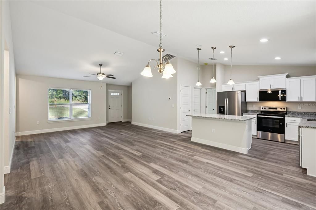 合同活跃: $299,900 (4 贝兹, 2 浴室, 1751 平方英尺)