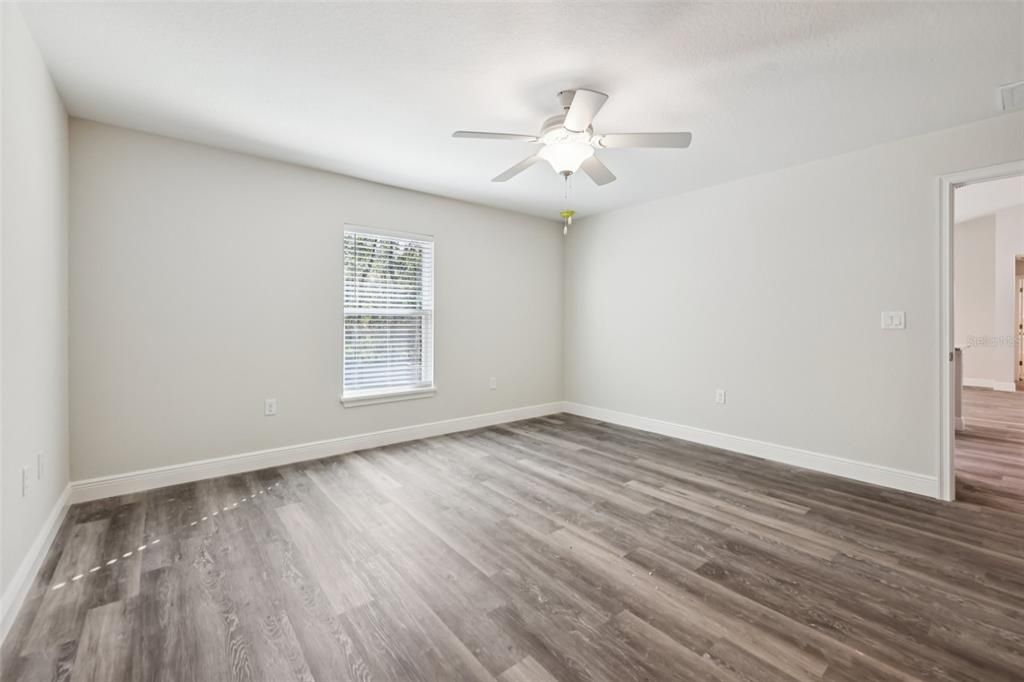 合同活跃: $299,900 (4 贝兹, 2 浴室, 1751 平方英尺)