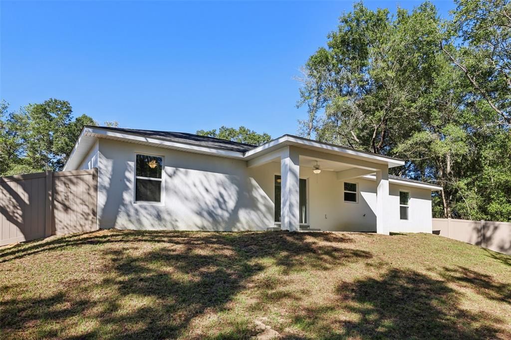 合同活跃: $299,900 (4 贝兹, 2 浴室, 1751 平方英尺)