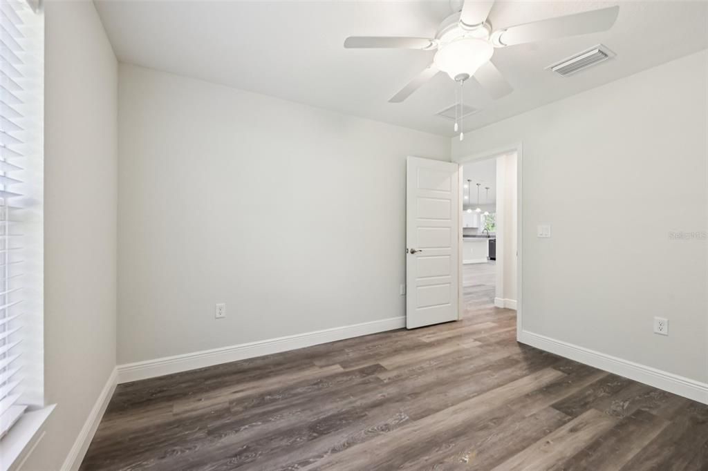 合同活跃: $299,900 (4 贝兹, 2 浴室, 1751 平方英尺)