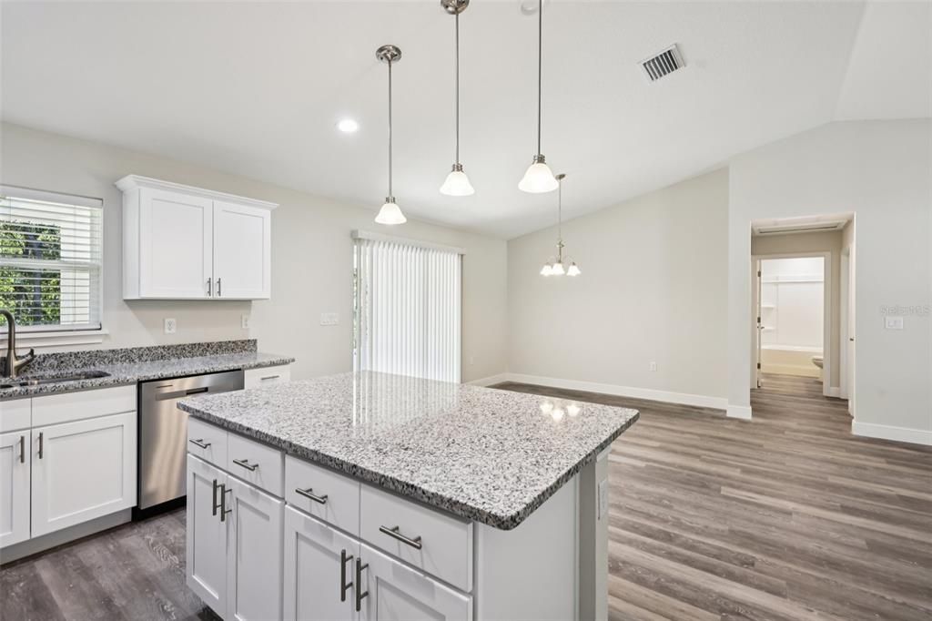 合同活跃: $299,900 (4 贝兹, 2 浴室, 1751 平方英尺)