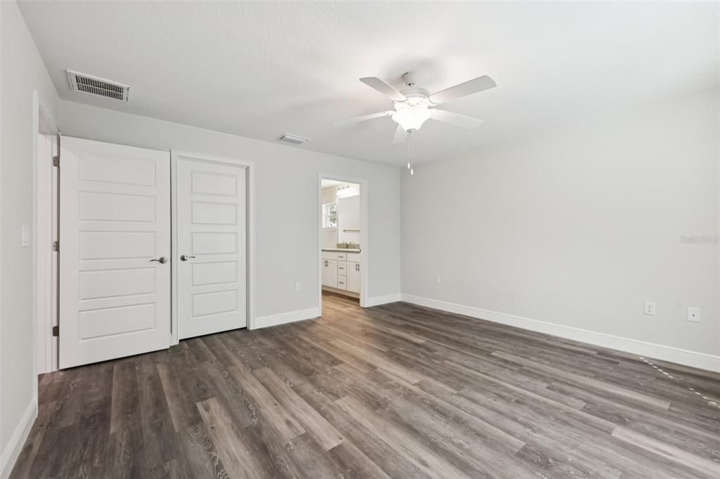 合同活跃: $299,900 (4 贝兹, 2 浴室, 1751 平方英尺)