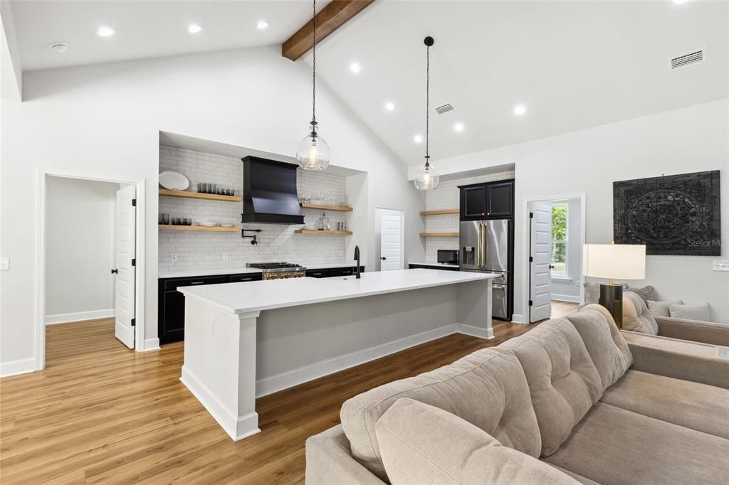 Под контрактом: $575,000 (3 спален, 2 ванн, 2011 Квадратных фут)