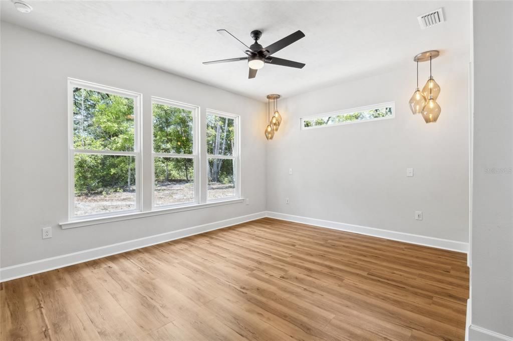 Под контрактом: $575,000 (3 спален, 2 ванн, 2011 Квадратных фут)