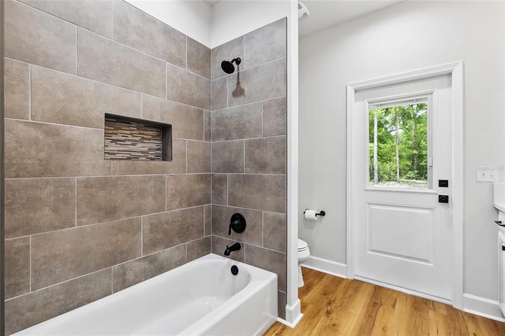 Под контрактом: $575,000 (3 спален, 2 ванн, 2011 Квадратных фут)