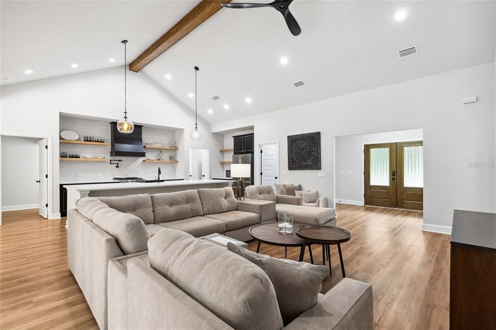 Под контрактом: $575,000 (3 спален, 2 ванн, 2011 Квадратных фут)