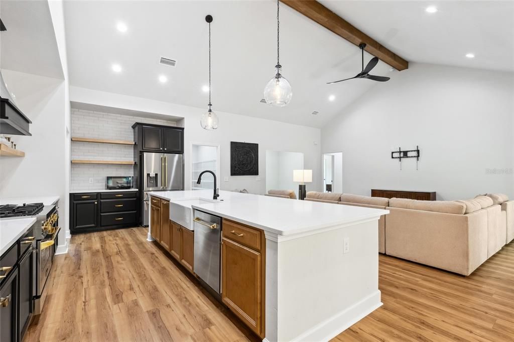 Под контрактом: $575,000 (3 спален, 2 ванн, 2011 Квадратных фут)