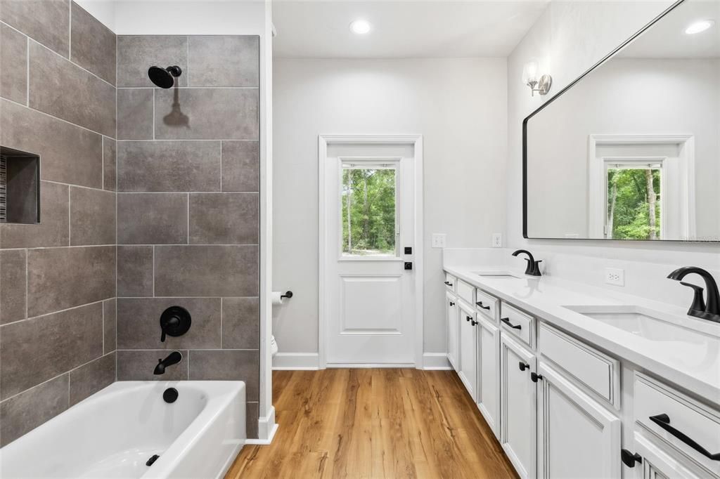 Под контрактом: $575,000 (3 спален, 2 ванн, 2011 Квадратных фут)