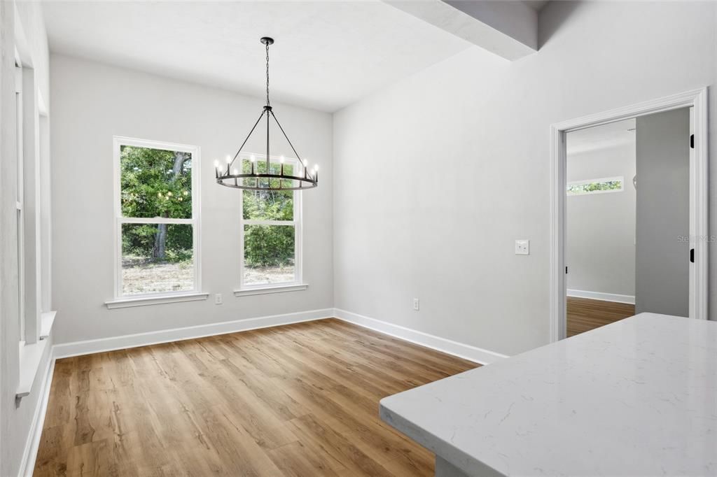 Под контрактом: $575,000 (3 спален, 2 ванн, 2011 Квадратных фут)