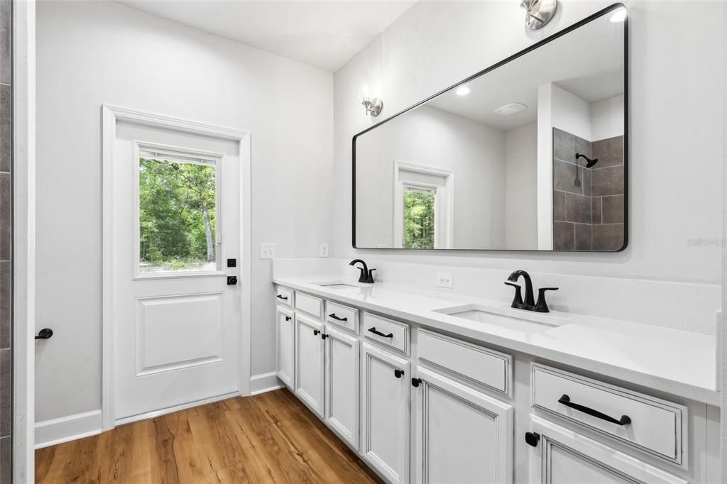 Под контрактом: $575,000 (3 спален, 2 ванн, 2011 Квадратных фут)