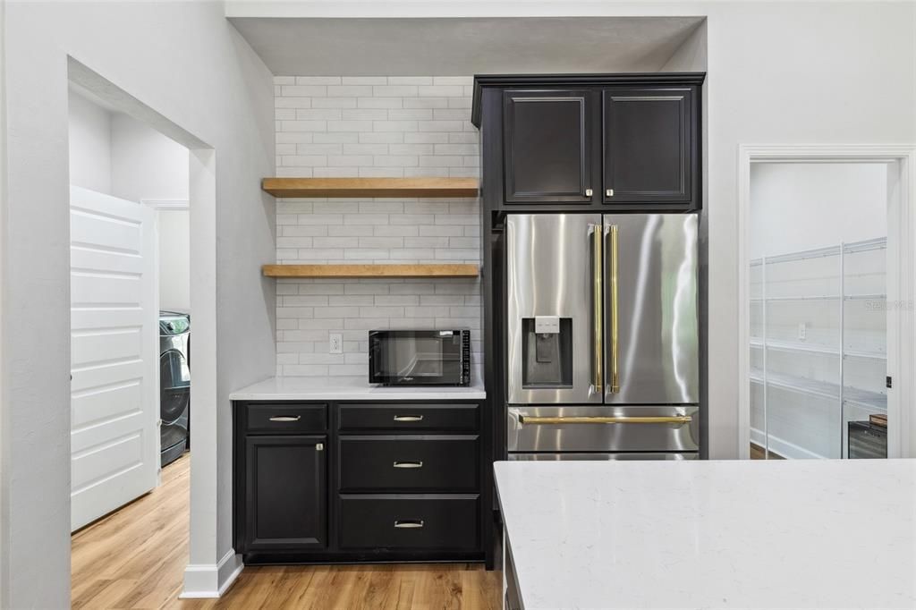 Под контрактом: $575,000 (3 спален, 2 ванн, 2011 Квадратных фут)