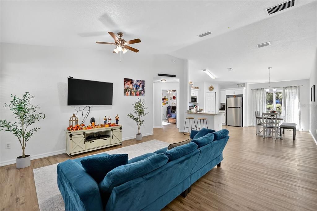 For Sale: $247,000 (3 beds, 2 baths, 1278 Square Feet)