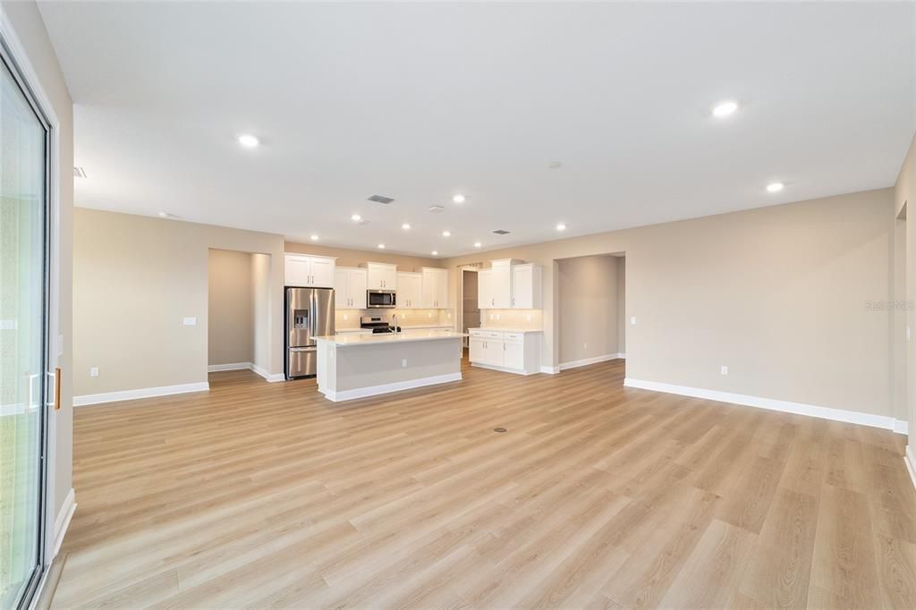 Activo con contrato: $387,000 (3 camas, 2 baños, 2297 Pies cuadrados)