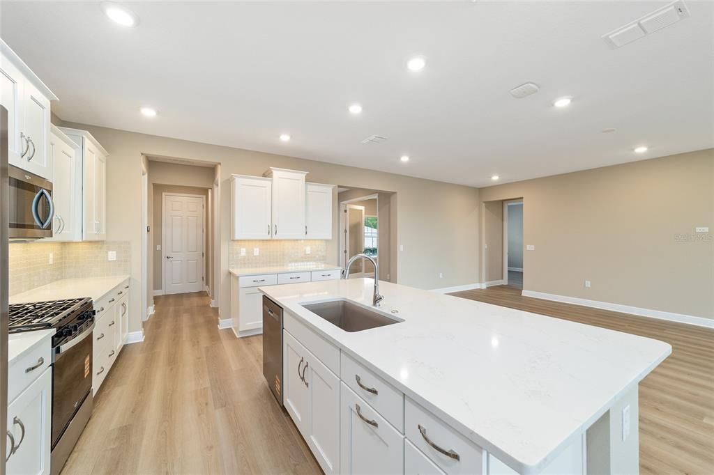 Activo con contrato: $387,000 (3 camas, 2 baños, 2297 Pies cuadrados)