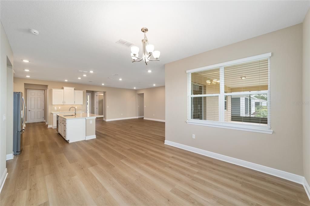 Activo con contrato: $387,000 (3 camas, 2 baños, 2297 Pies cuadrados)