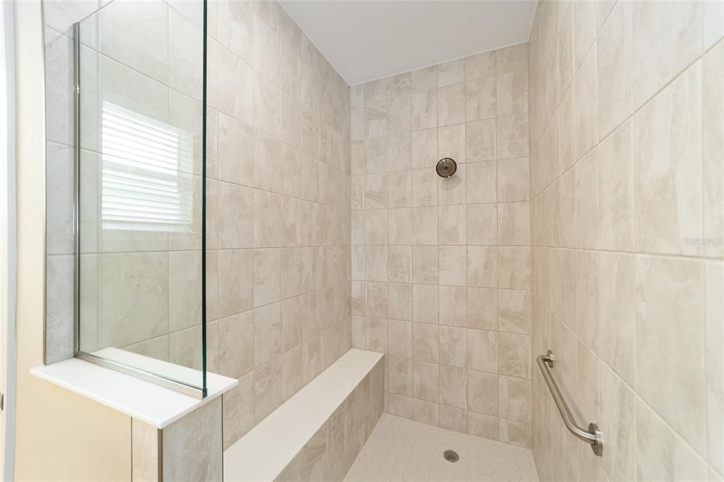 Activo con contrato: $387,000 (3 camas, 2 baños, 2297 Pies cuadrados)