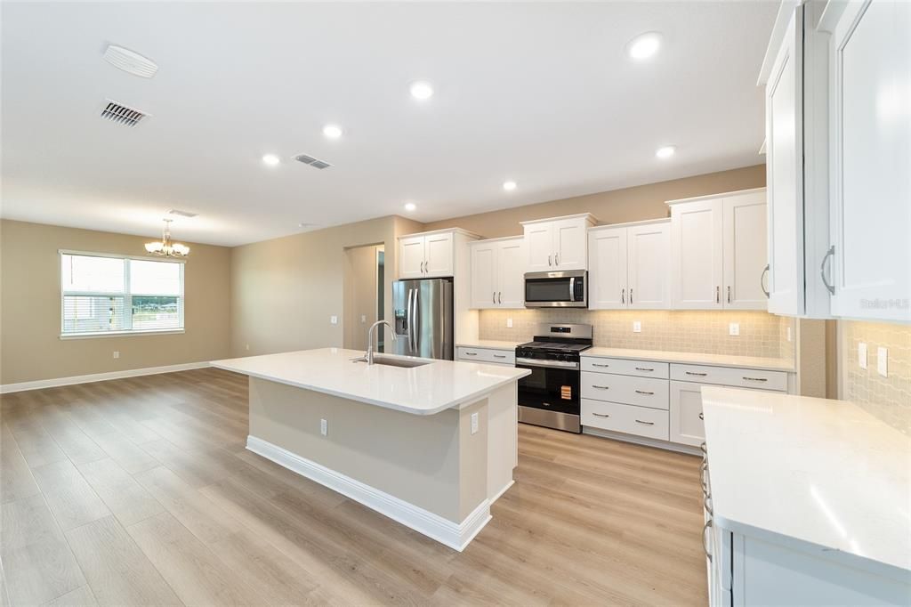 Activo con contrato: $387,000 (3 camas, 2 baños, 2297 Pies cuadrados)