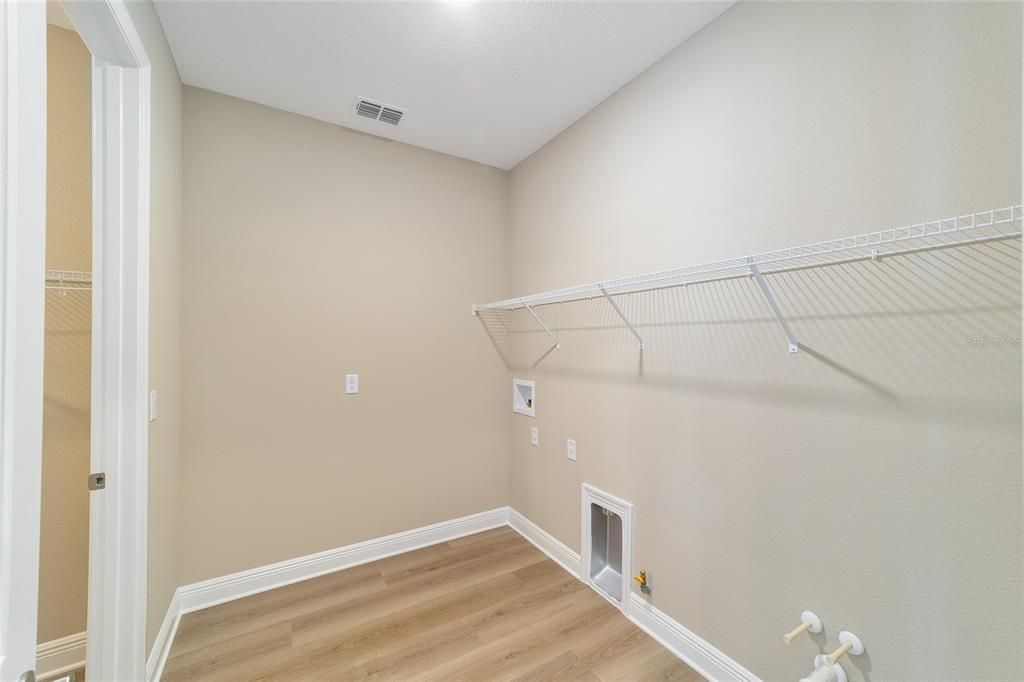 Activo con contrato: $387,000 (3 camas, 2 baños, 2297 Pies cuadrados)