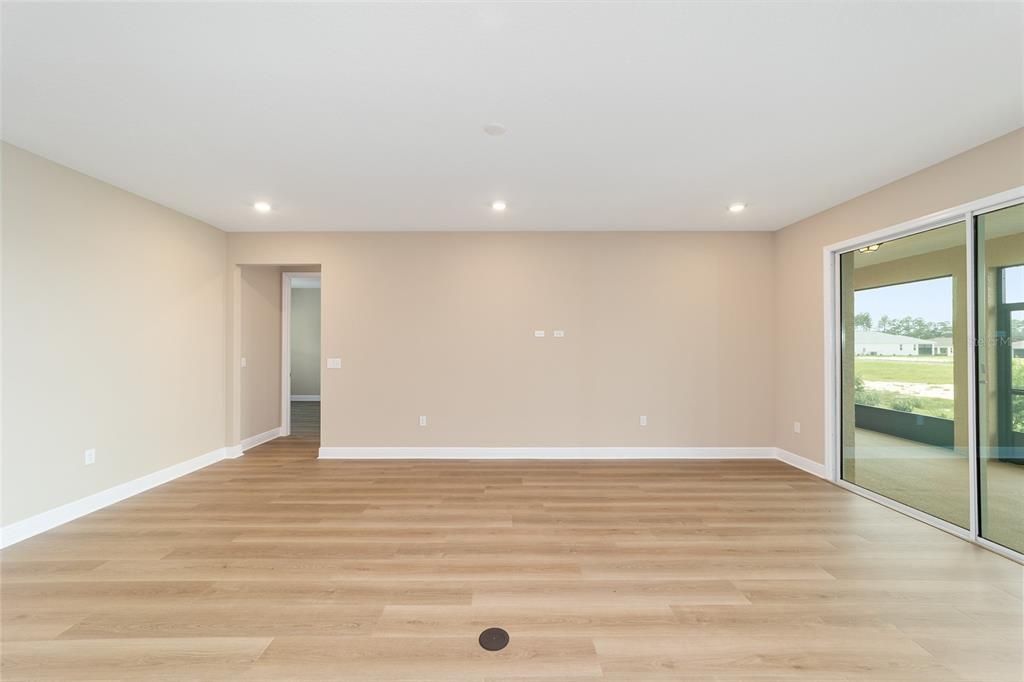 Activo con contrato: $387,000 (3 camas, 2 baños, 2297 Pies cuadrados)