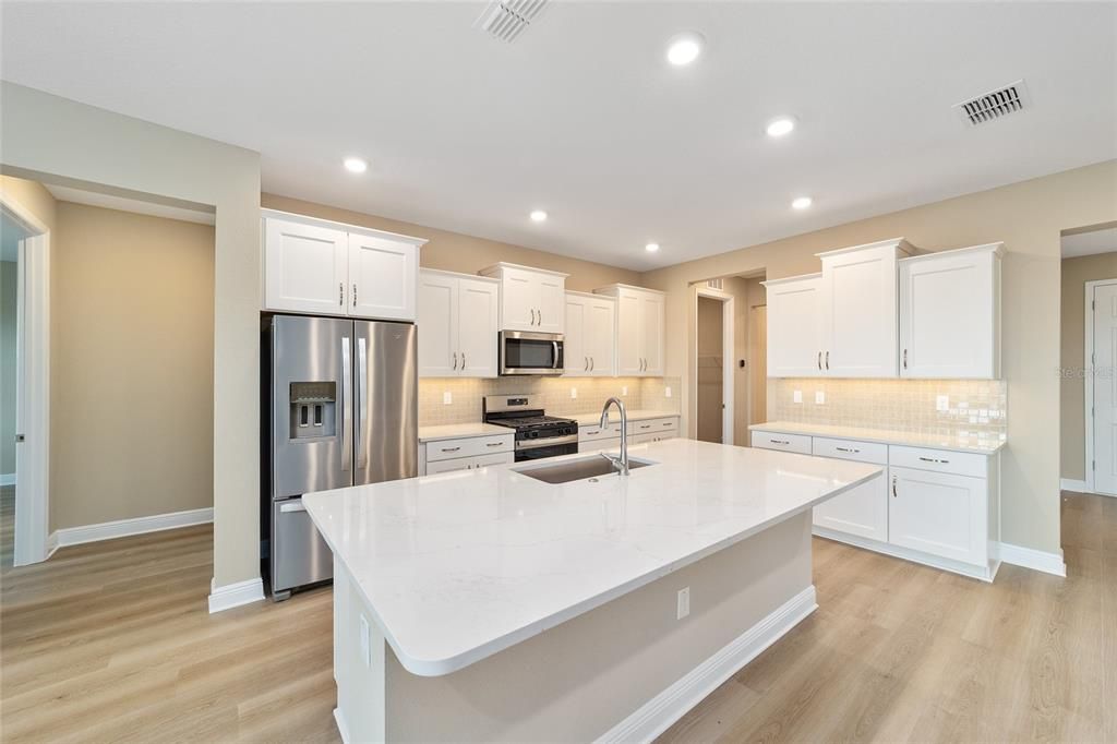 Activo con contrato: $387,000 (3 camas, 2 baños, 2297 Pies cuadrados)