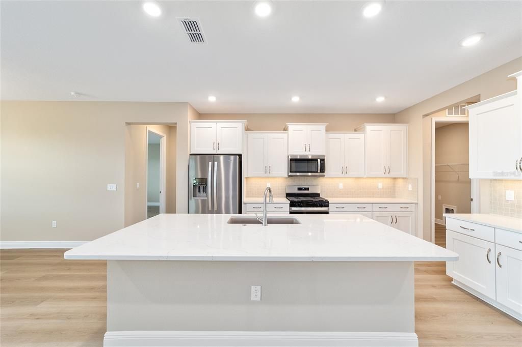 Activo con contrato: $387,000 (3 camas, 2 baños, 2297 Pies cuadrados)