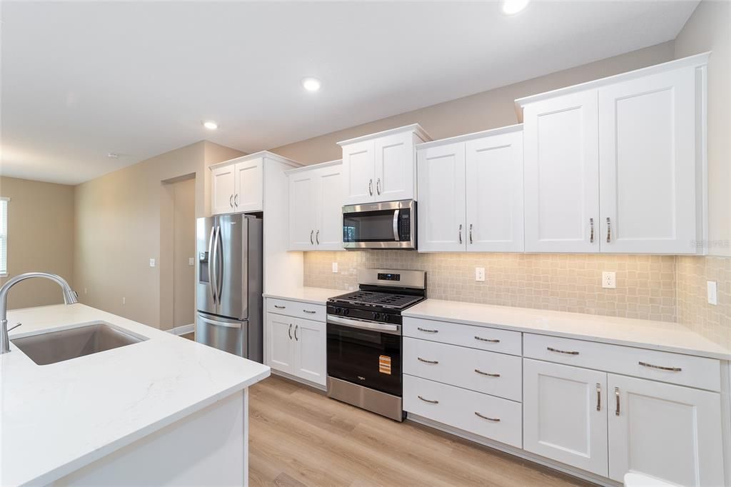 Activo con contrato: $387,000 (3 camas, 2 baños, 2297 Pies cuadrados)