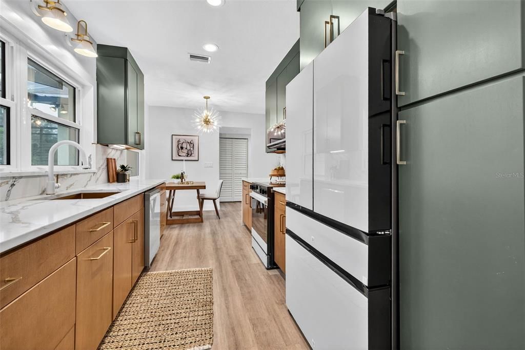 Под контрактом: $699,000 (3 спален, 2 ванн, 1450 Квадратных фут)