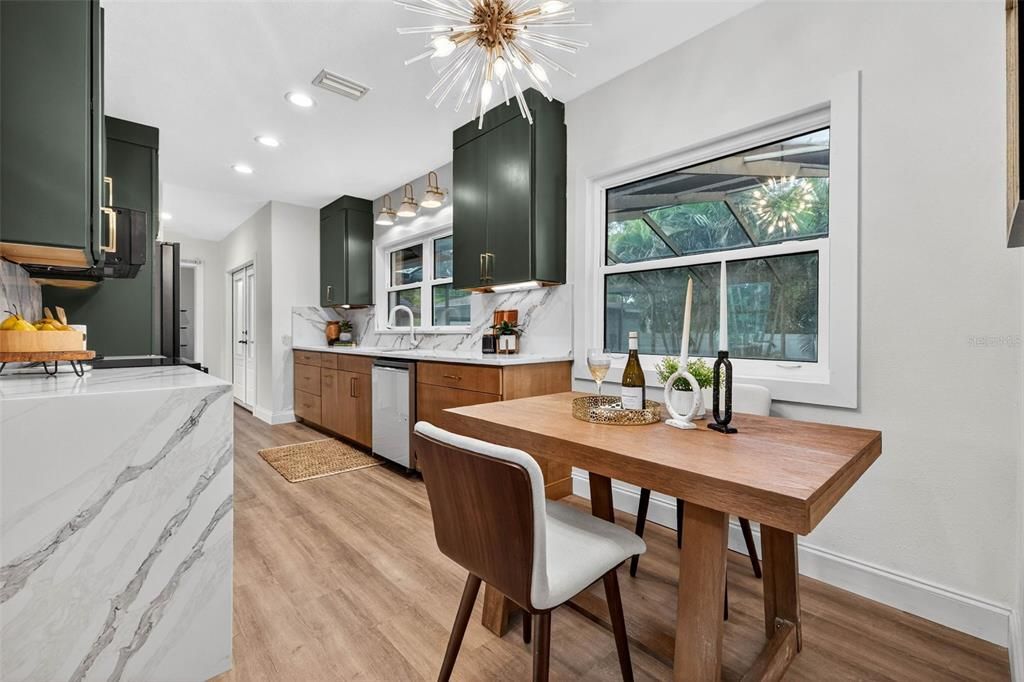 Под контрактом: $699,000 (3 спален, 2 ванн, 1450 Квадратных фут)