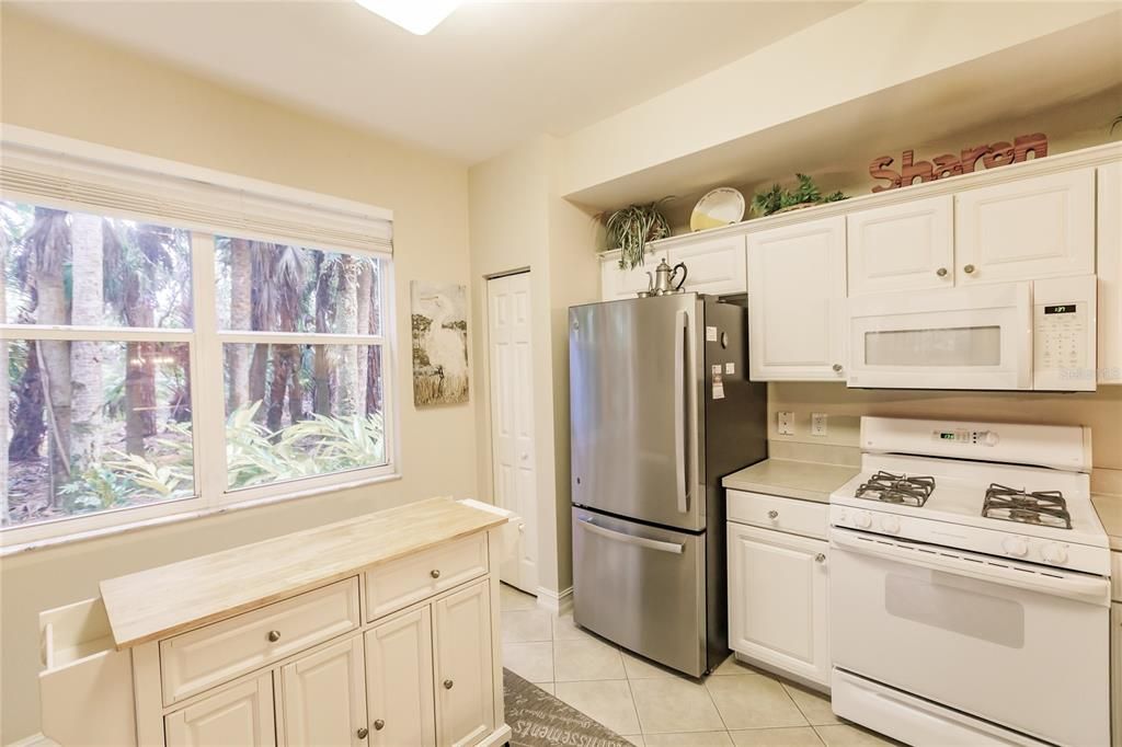 For Sale: $297,400 (2 beds, 2 baths, 1356 Square Feet)