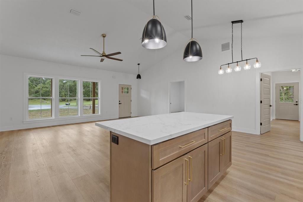 待售: $299,900 (3 贝兹, 2 浴室, 1550 平方英尺)