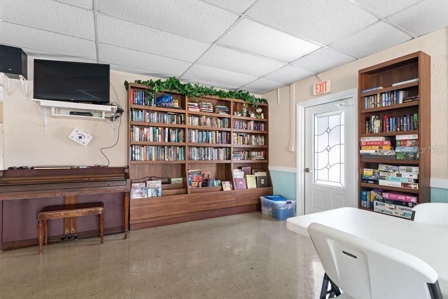 待售: $125,000 (2 贝兹, 1 浴室, 912 平方英尺)