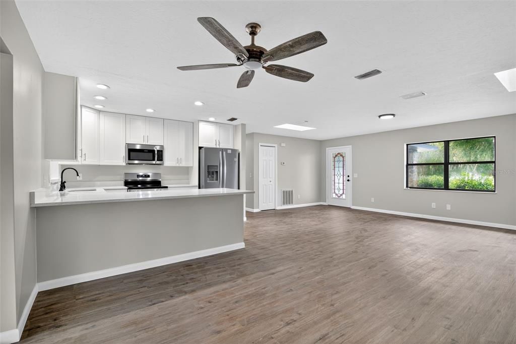 Active With Contract: $274,900 (2 beds, 2 baths, 1551 Square Feet)